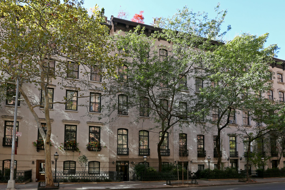 438 W 23rd St in New York, NY - Building Photo