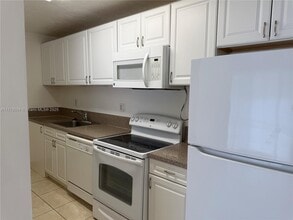 4460 NW 79th Ave in Doral, FL - Building Photo - Building Photo
