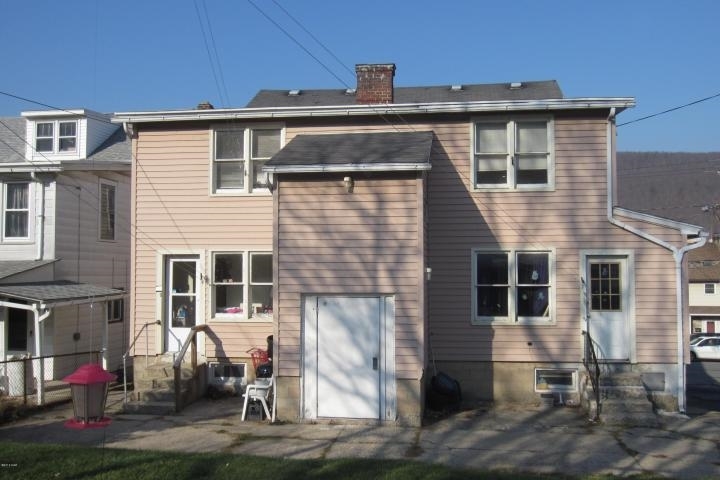 27 W Catawissa St in Nesquehoning, PA - Building Photo