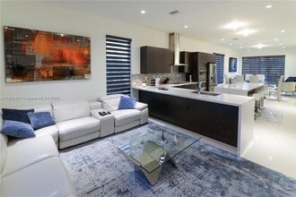 10501 NW 66th St in Doral, FL - Building Photo - Building Photo