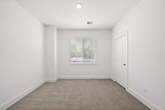 1586 W Tidwell Rd in Houston, TX - Building Photo - Building Photo