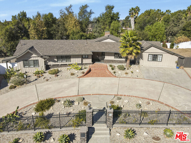 835 Camino Santos Reyes in Thousand Oaks, CA - Foto de edificio - Building Photo