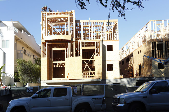 14229 Dickens St in Sherman Oaks, CA - Building Photo - Primary Photo