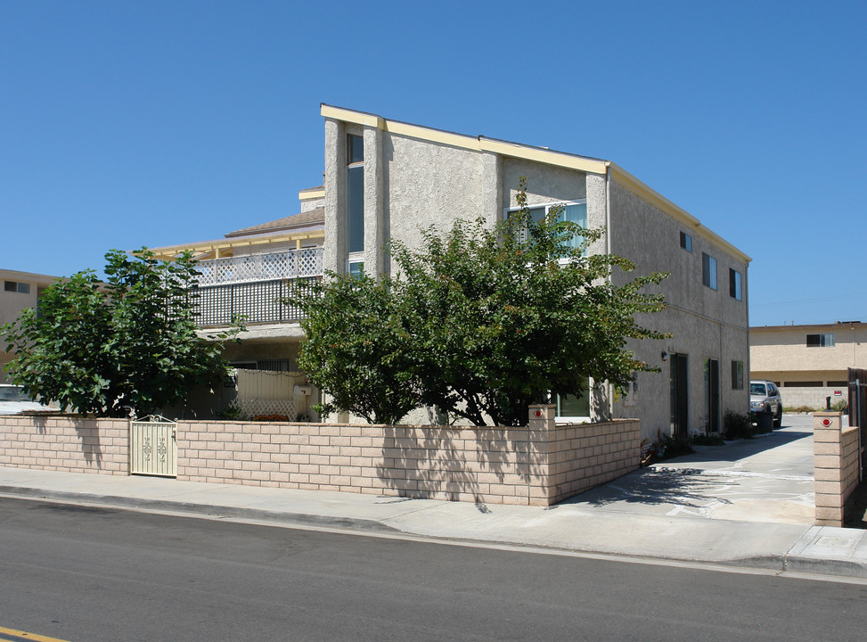 16901 Green St in Huntington Beach, CA - Foto de edificio
