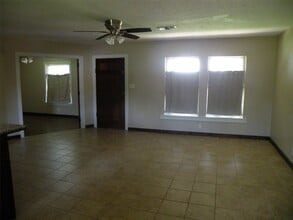 319 N Hunt St in Bellville, TX - Building Photo - Building Photo