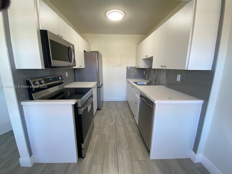 1329 S Dixie Hwy in Pompano Beach, FL - Building Photo