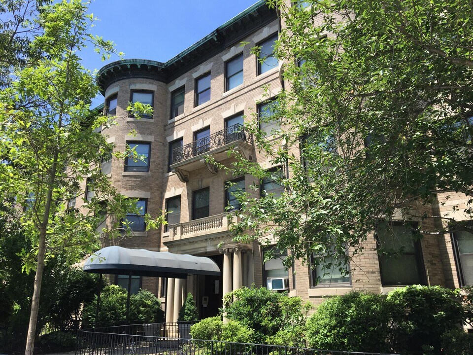 1090 Beacon St in Brookline, MA - Building Photo