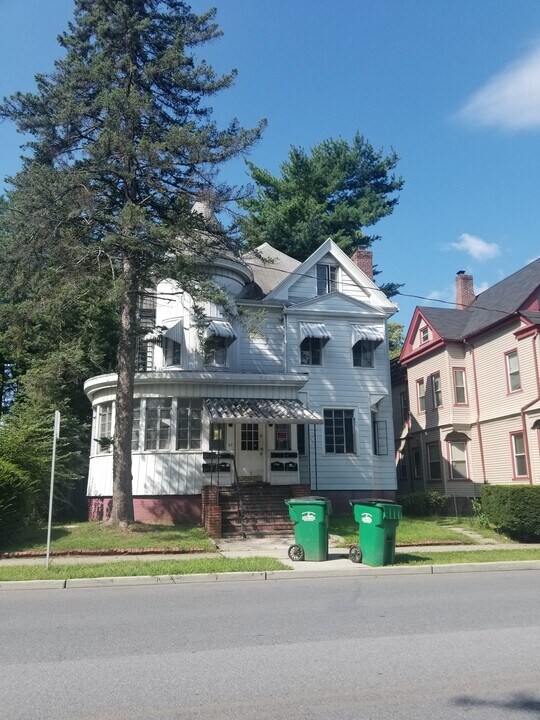 37 Hooker Ave in Poughkeepsie, NY - Building Photo