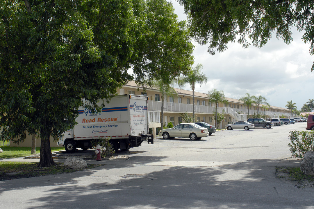 Hilton Estates in Hialeah, FL - Foto de edificio