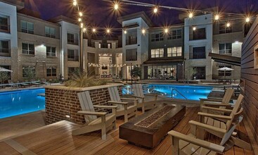 Hunters Creek Apartments in Denton, TX - Building Photo - Building Photo