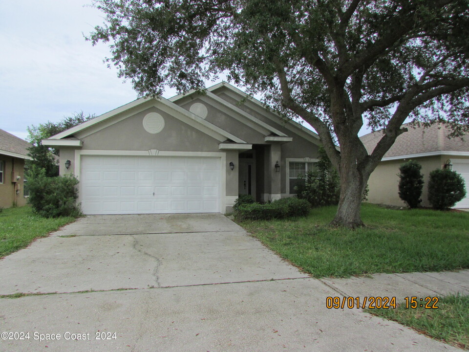 1065 Sedgewood Cir in Melbourne, FL - Building Photo