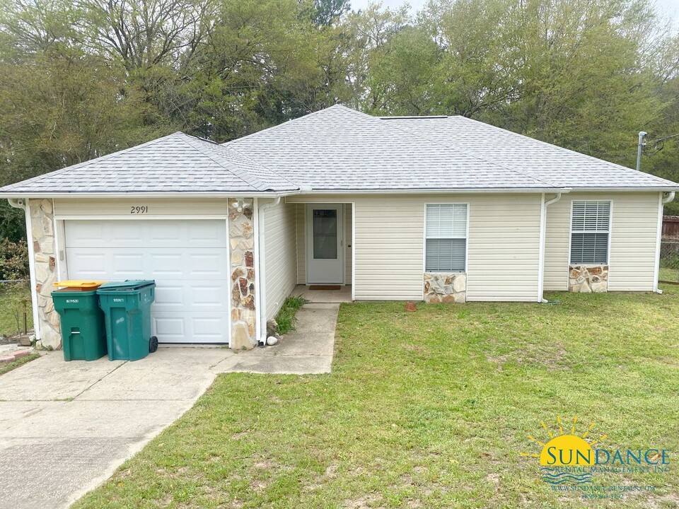 2991 Windsor Cir in Crestview, FL - Building Photo