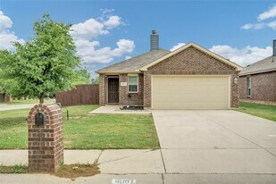 9001 Tumbleweed Dr in Aubrey, TX - Building Photo