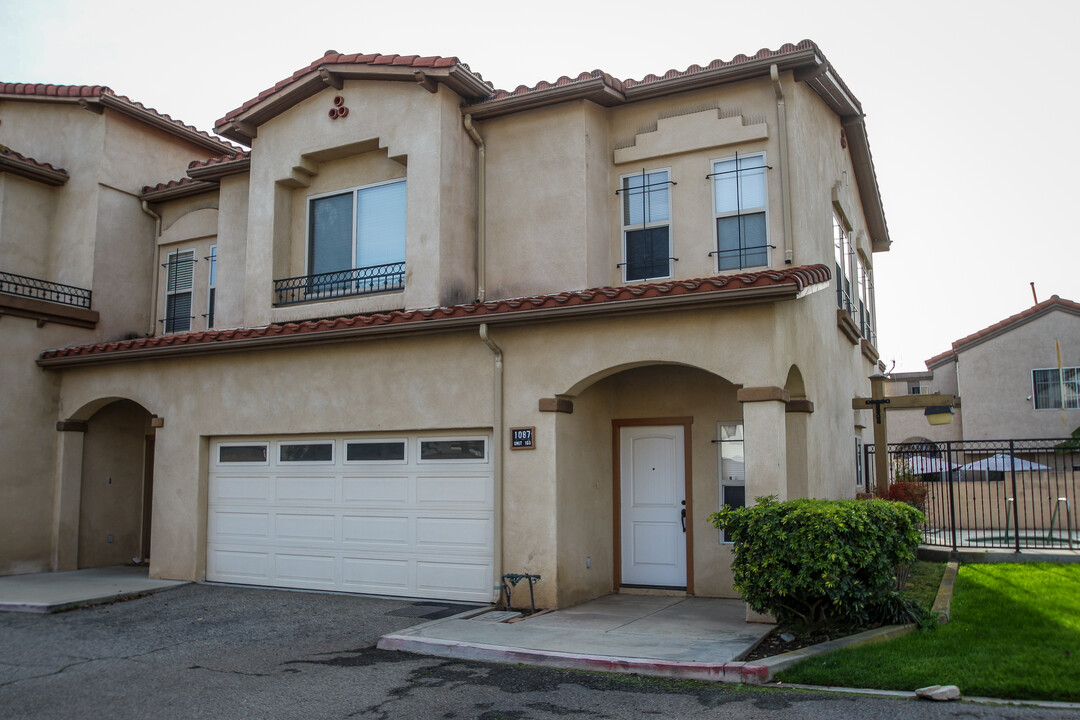 1087 E Grand Ave, Unit #103 in Pomona, CA - Foto de edificio