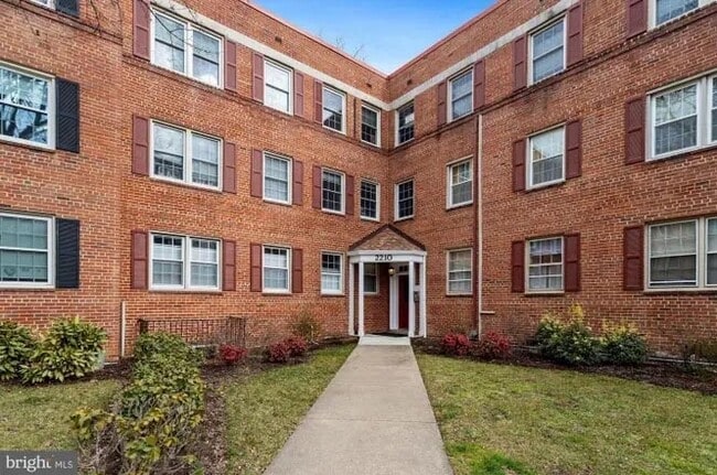 2210 Washington Ave, Unit 102A in Silver Spring, MD - Building Photo - Building Photo