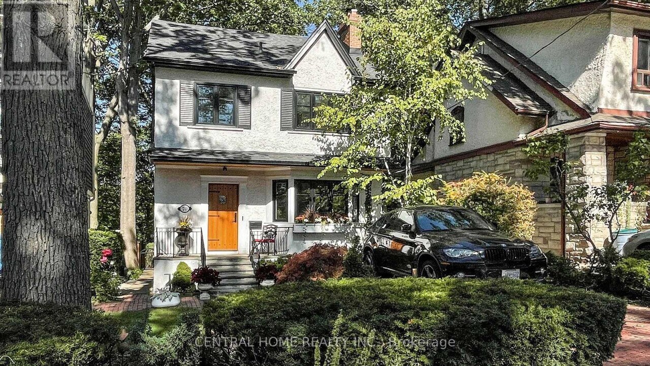 70 Pine Crescent in Toronto, ON - Building Photo