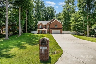 Room in House on Knollwood Cir in Charlotte, NC - Building Photo - Building Photo