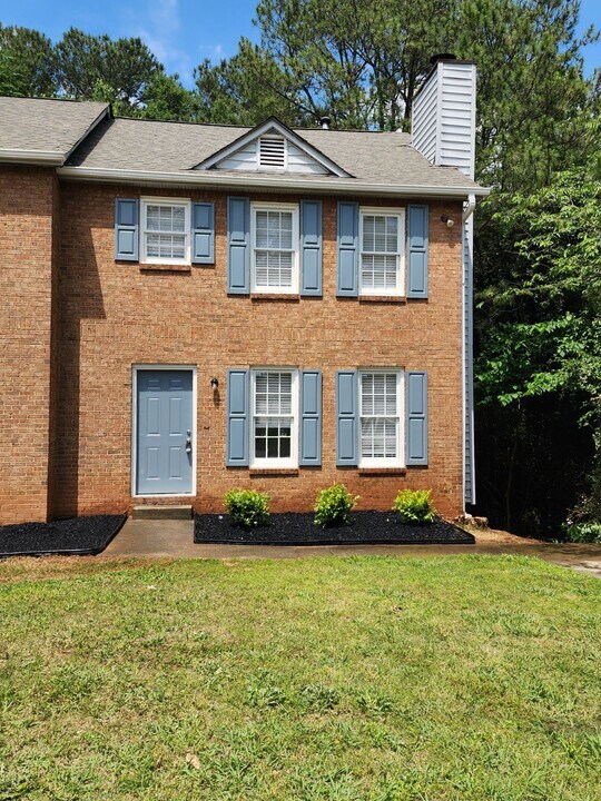 815 Indian Lake Dr NW in Lilburn, GA - Building Photo