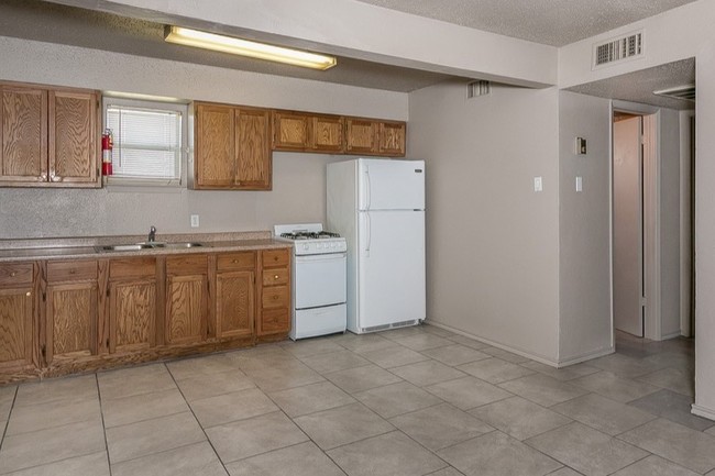 Courtyard Apartments - ALL UTILITIES INCLUDED in Pampa, TX - Building Photo - Building Photo