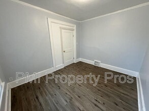 2853 N Booth St in Milwaukee, WI - Foto de edificio - Building Photo