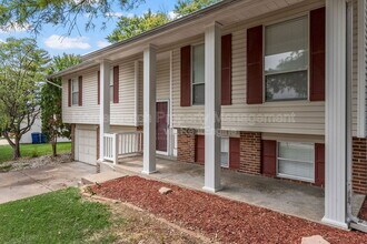 33 Pershing Lake Dr in St. Peters, MO - Building Photo - Building Photo