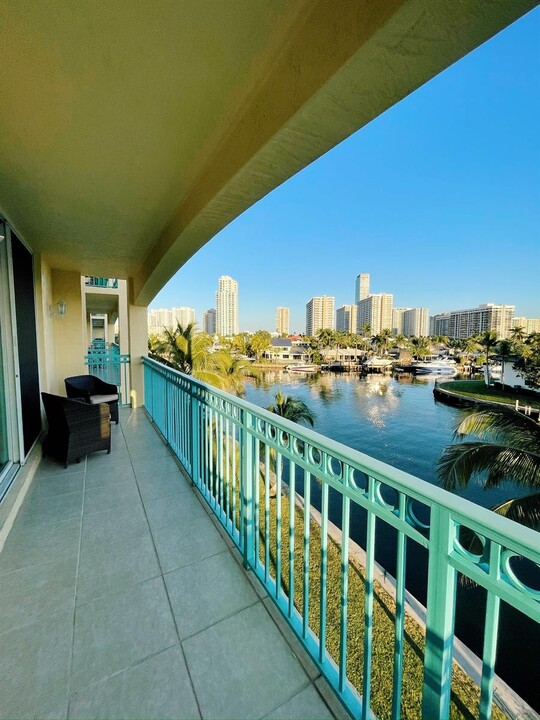 201 Golden Isles Dr, Unit 407 in Hallandale Beach, FL - Foto de edificio