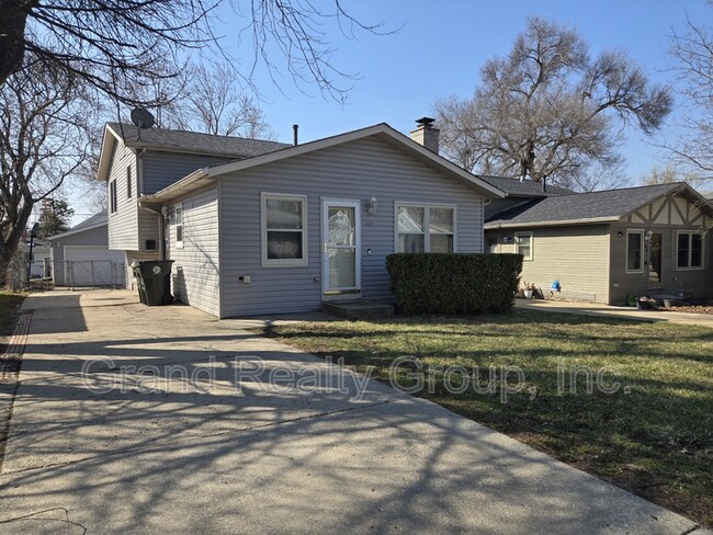 property at 307 N Rosedale Ct