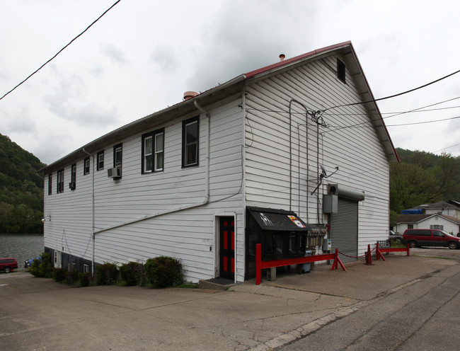 30 4th Ave in Montgomery, WV - Foto de edificio - Building Photo