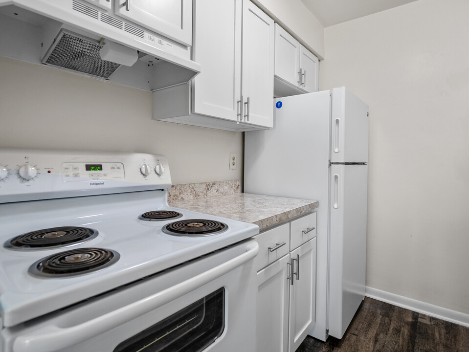 Pinehurst Apartments in Linden, MI - Building Photo