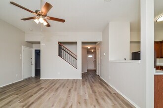 705 Locustberry Dr in Red Oak, TX - Foto de edificio - Building Photo