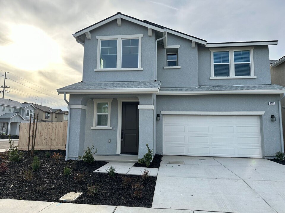 3009 N Creekside St in Visalia, CA - Building Photo