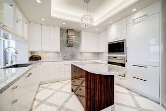 121 N Post Oak Ln in Houston, TX - Foto de edificio - Building Photo