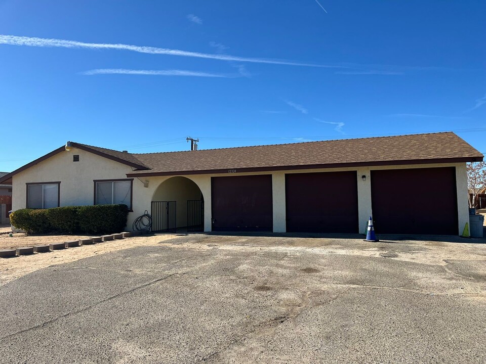 12324 Kiowa Rd in Apple Valley, CA - Building Photo