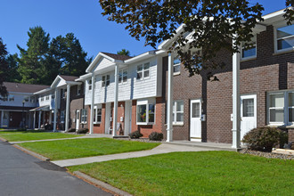 Whispering Pines in Queensbury, NY - Foto de edificio - Building Photo