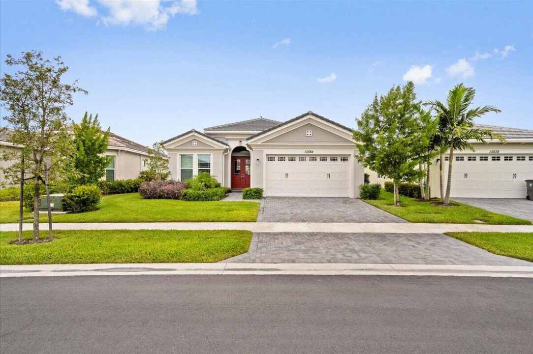 15684 Goldfinch Cir in Loxahatchee, FL - Foto de edificio