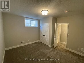 27 Hollybrook Trail in Kitchener, ON - Building Photo - Building Photo