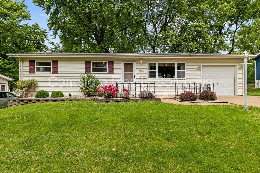 1115 Hadwin Dr in Florissant, MO - Building Photo