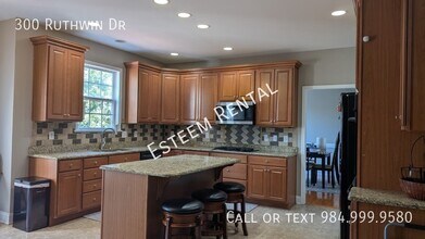 300 Ruthwin Dr in Morrisville, NC - Foto de edificio - Building Photo