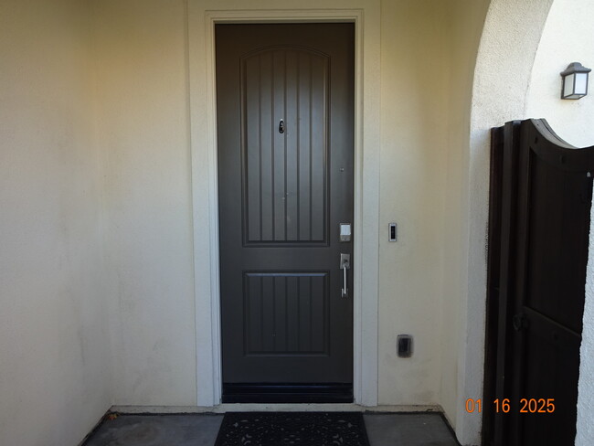 472 Tibbetts St in Santa Paula, CA - Building Photo - Building Photo