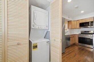 6017 W Montrose Ave, Unit 2 in Chicago, IL - Building Photo - Building Photo