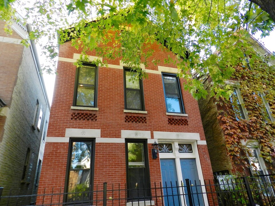 2336 N Southport Ave, Unit #2Front in Chicago, IL - Building Photo
