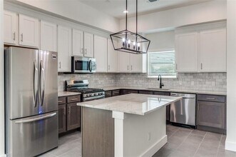 4519 San Jacinto St in Dallas, TX - Foto de edificio - Building Photo