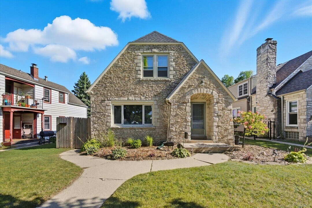 5733 W Fillmore Dr in West Allis, WI - Foto de edificio