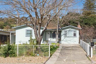582 Fernando Dr in Novato, CA - Building Photo - Building Photo