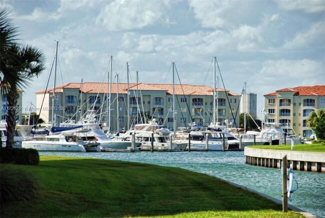 37 Harbour Isle Dr E in Fort Pierce, FL - Building Photo - Building Photo