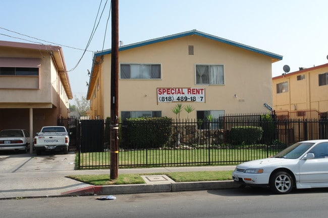 8820 Tobias Ave in Panorama City, CA - Foto de edificio - Building Photo