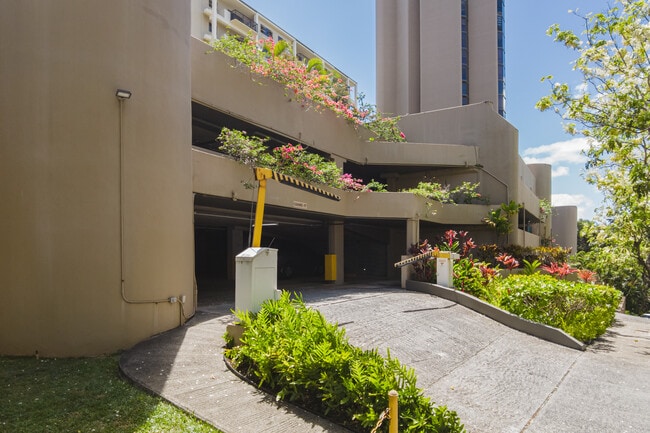 Craigside Condominiums in Honolulu, HI - Building Photo - Building Photo