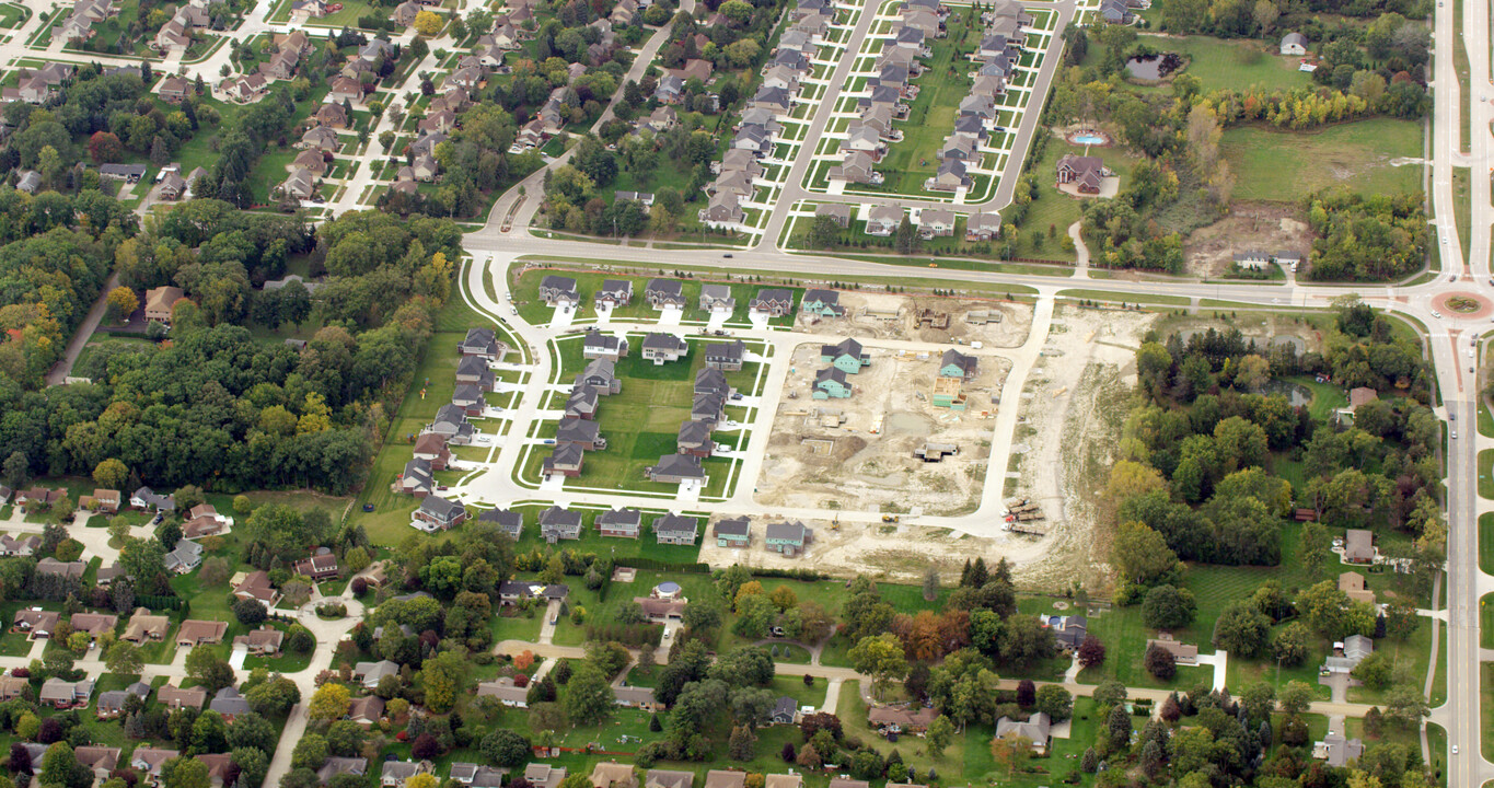 Cumberland Village by Lombardo Homes in Rochester Hills, MI - Foto de edificio