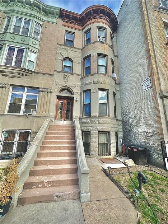 937 St Marks Ave in Brooklyn, NY - Building Photo