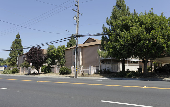 Colonial Village Apartments in Vallejo, CA - Building Photo - Building Photo